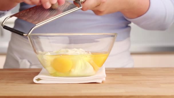 Preparación del relleno de huevos — Vídeo de stock