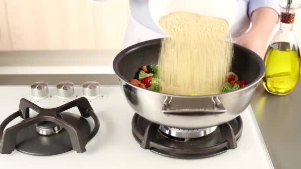 Worden toegevoegd aan groenten couscous — Stockvideo