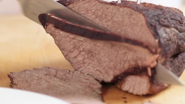 Beef being sliced — Stock Video