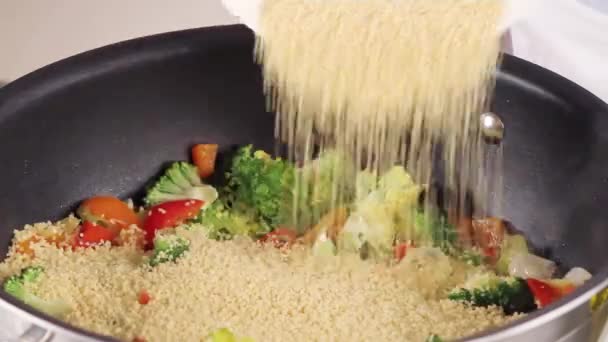 Worden toegevoegd aan groenten couscous — Stockvideo