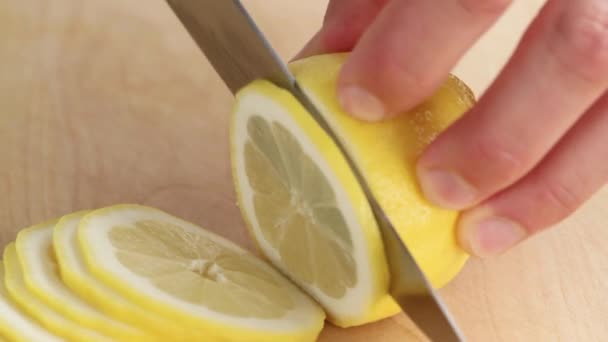 Tunt skivning en citron — Stockvideo