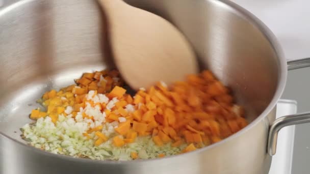 Sudoración de verduras finamente picadas — Vídeo de stock