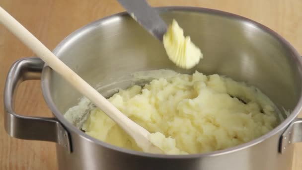 Boter wordt toegevoegd aan aardappelpuree — Stockvideo