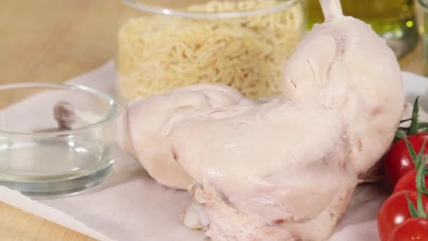 Συστατικά για τη σαλάτα κοτόπουλο και το κριθαράκι — Αρχείο Βίντεο