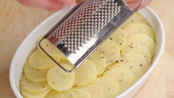 Aardappel segmenten worden gekruid met nootmuskaat — Stockvideo