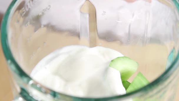 Yogur y pepino sazonados — Vídeos de Stock