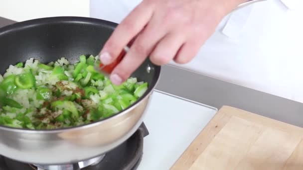 Cebollas, pimienta y arroz frito — Vídeo de stock