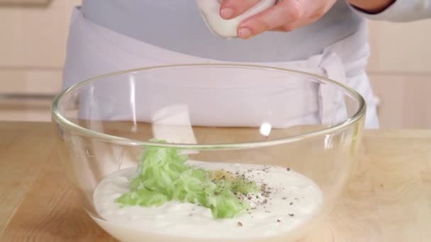 Yoghurt en komkommer — Stockvideo
