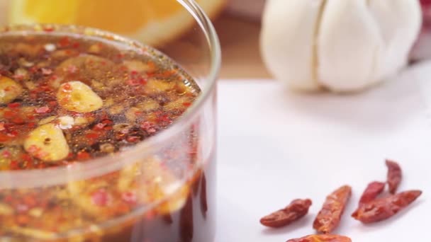 Marinade de piment et d'orange dans un bol — Video