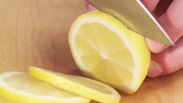 Limone affettato sul tagliere — Video Stock