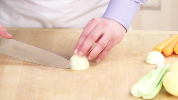 Picar cebolla en la mesa — Vídeo de stock