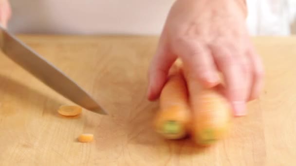 Morötter skalade med en kniv — Stockvideo