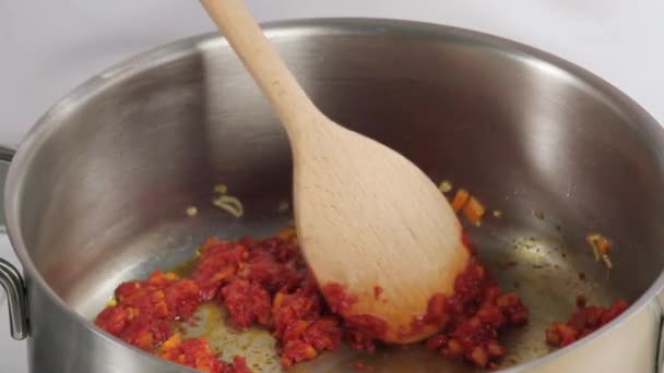 Tomatoes in a saucepan — Stock Video