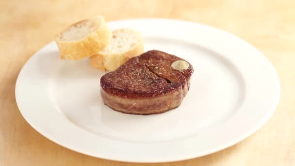 Филе стейк с перцовым соусом — стоковое видео