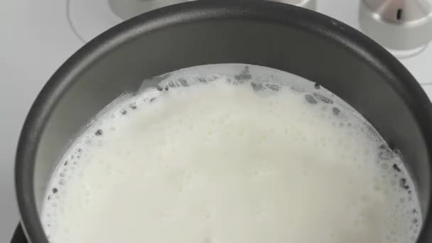 Melk aan de kook brengen — Stockvideo