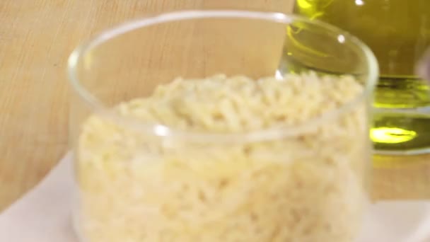 Pastas Orzo en un recipiente — Vídeo de stock