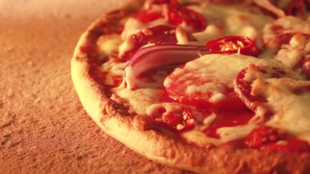 Wordt in een houtoven gebakken pizza — Stockvideo