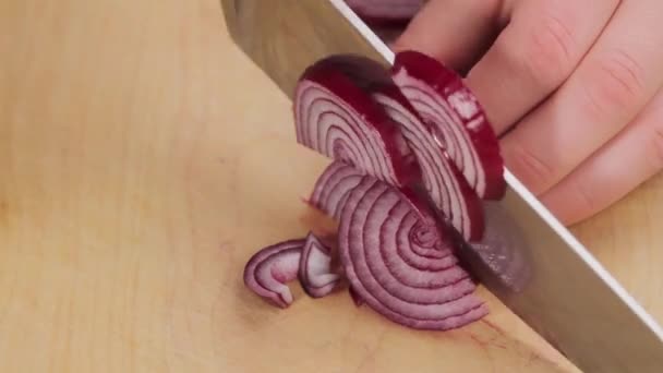 Rote Zwiebeln werden geschnitten — Stockvideo