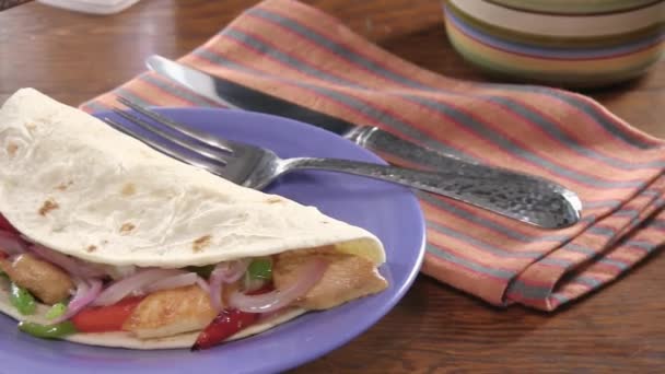 Chicken fajita on table — Stock Video