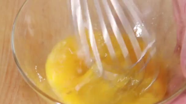 Bir çırpma teli ile dayak yumurta — Stok video