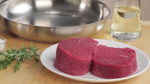 Μπριζόλες φιλέτο βοείου κρέατος στο τραπέζι — Αρχείο Βίντεο