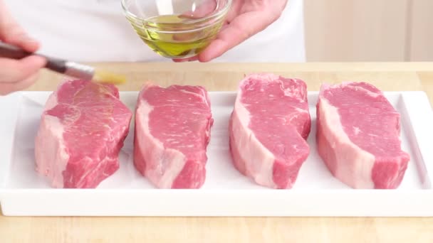 Steaks mit Öl gebürstet — Stockvideo