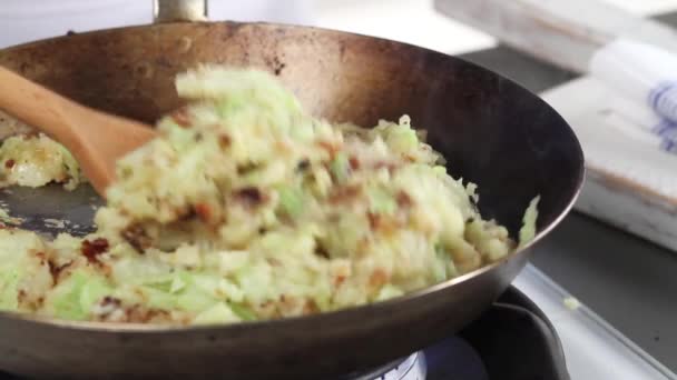 Burbuja y chirrido que se está haciendo: puré de papas fritas y col — Vídeo de stock