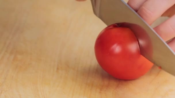 Tomate wird geviertelt — Stockvideo