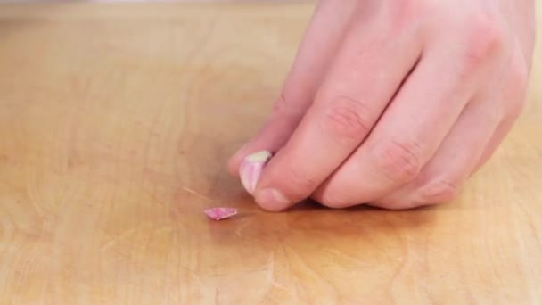 Garlic being peeled — Stock Video