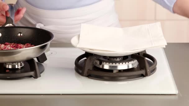 Speck auf Küchenpapier getrocknet — Stockvideo