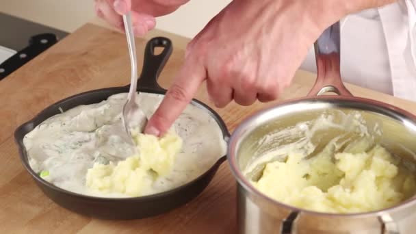 Aardappelen gelegd op vis taart — Stockvideo