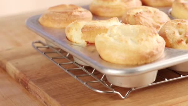Pudding in een muffin tin — Stockvideo