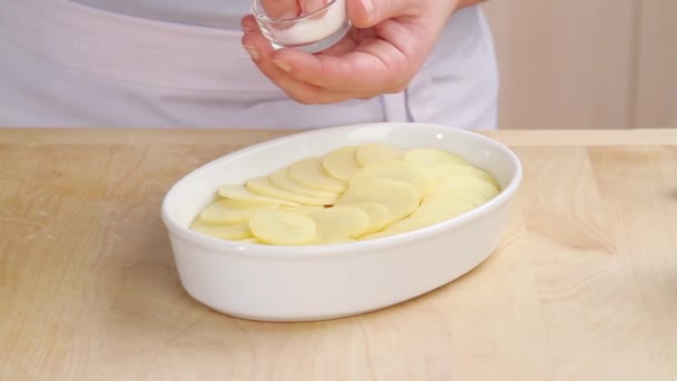 Bir pişirme çanağı patates dilimleri — Stok video