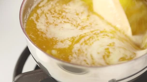 Mantequilla espumosa hirviendo en una olla — Vídeo de stock