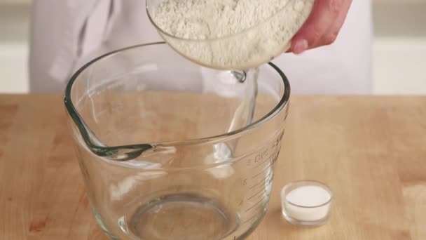 Flour poured into a bowl — Stock Video