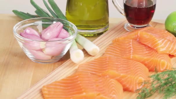 Filetti di salmone e ingredienti per marinata — Video Stock