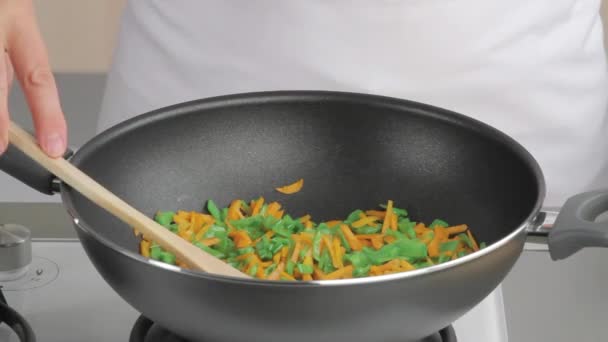 Chef faire frire les carottes — Video