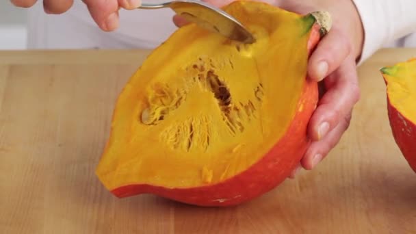 Despertando una calabaza Hokkaido — Vídeo de stock