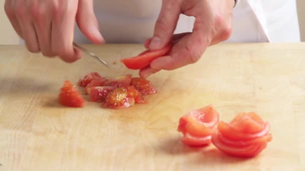 皮肤变白的西红柿被去籽 — 图库视频影像