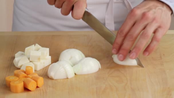 Krojenie cebuli na stole — Wideo stockowe