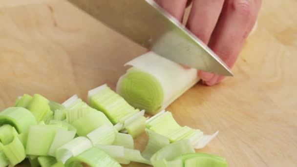 Cutting a leek into rings — Stock Video