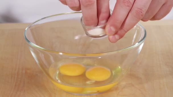 鸡蛋，用盐调味 — 图库视频影像