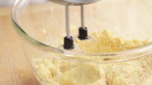 Masa de galletas mezclada con una batidora manual y huevos añadidos — Vídeos de Stock