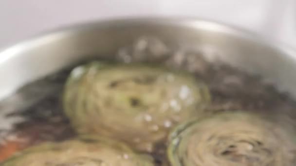 Extracción de alcachofas del agua — Vídeo de stock