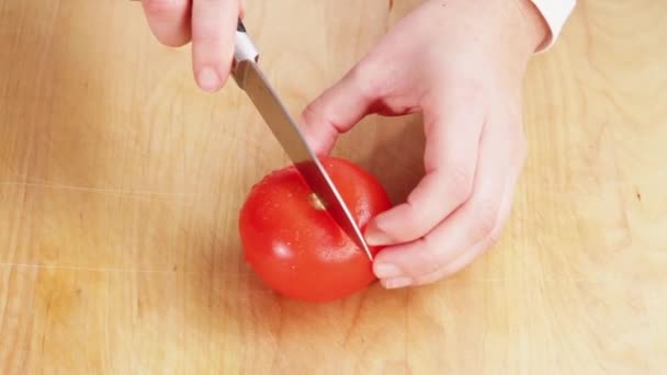 Tomate a ser cortado pela metade — Vídeo de Stock