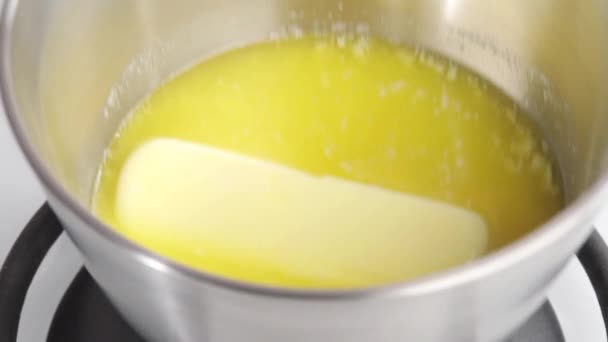 Butter wird geschmolzen — Stockvideo