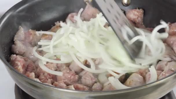 Γίνεται τηγανητό κρέας για λουκάνικα — Αρχείο Βίντεο