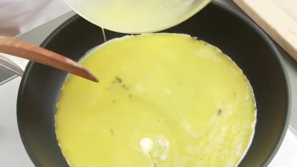 Chef making omelette — Stock Video