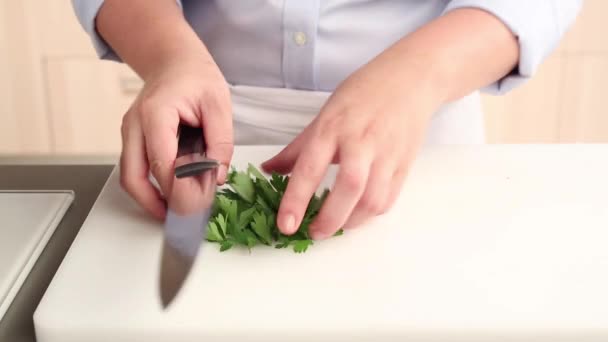 Picar perejil en la tabla de cortar — Vídeo de stock