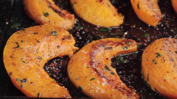 Cuñas de calabaza asada — Vídeo de stock